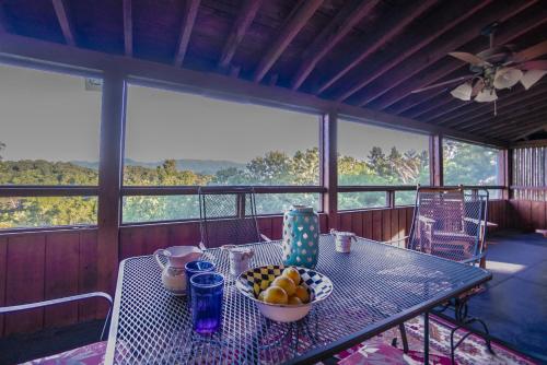Poppy’s Place Cabin in Dandridge, USA