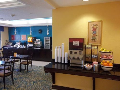 Comfort Inn & Suites Northeast - Gateway