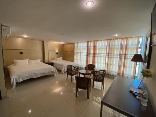 1 king bed, 1 double bed