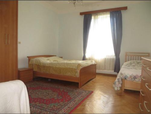 1 double bed, 1 twin bed