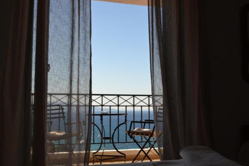 Giannatos Studios- Isabella in Poros