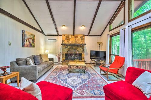 Poconos Cabin with Pool Access 25 Min to Skiing! - image 12