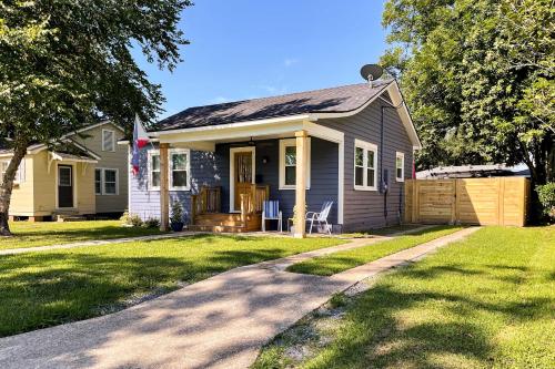 Central Cottage with Grill, 1 Mi to Cajun Field in Lafayette, USA