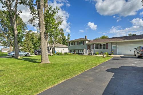 Kid-Friendly House about 8 Mi to Cedar Rapids!