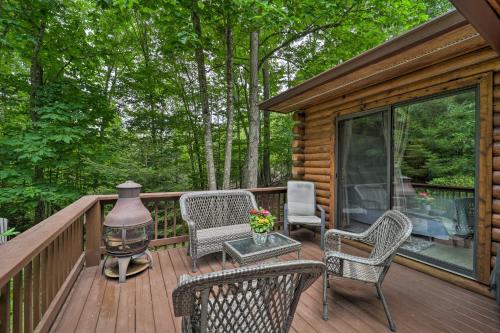 Scenic Beech Mountain Retreat 2 Decks and Fire Pit! in Beech Mountain, USA