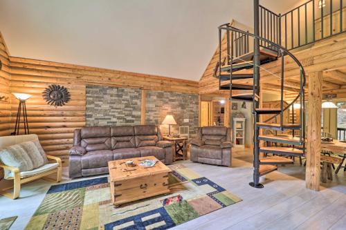 Scenic Beech Mountain Retreat 2 Decks and Fire Pit! in Beech Mountain, USA