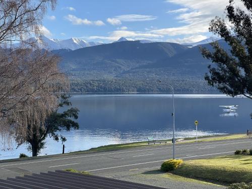 Te Anau Lakefront Backpackers Room Type - Double Room with Lake View