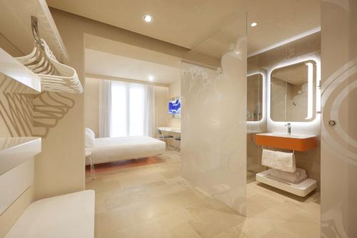 Deluxe Room image 2