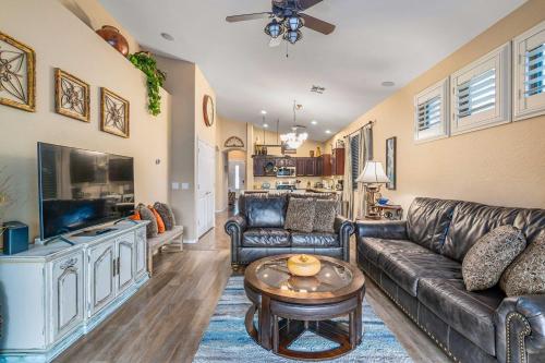 Desert Retreat with Outdoor Oasis and Pool Table! - image 10