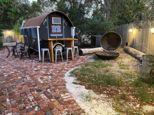 Gypsy Van Tiny House with Unique Outdoor Bathroom, WIFI & Firepit