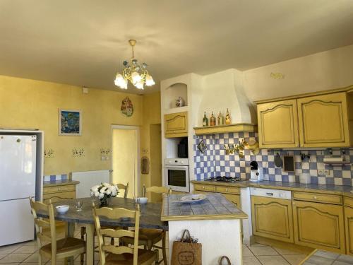 Belle maison bourbonnaise du 18e siècl au cœur d'un village pittoresque avec jardin - FR-1-489-387 (Belle maison bourbonnaise du 18e siecl au cœur d'un village pittoresque avec jardin - FR-1-489-387) in Bourbon-Lancy