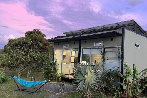 TINY HOUSE , frente al lago