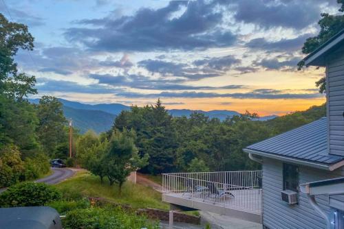 Roamer's Respite - A Prime Location with Scenic Views For Your Ultimate Retreat - Sylva