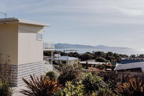 The Watch House - Panoramic Views of Bicheno Ocean