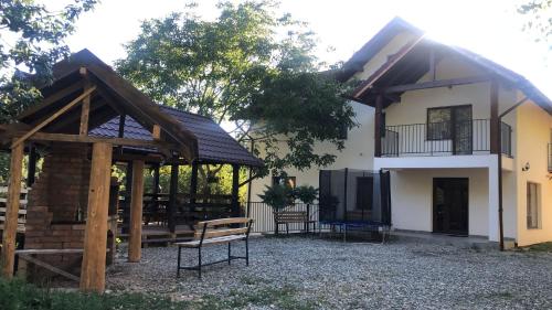 Conacul din Pădure - Accommodation - Poiana Mărului