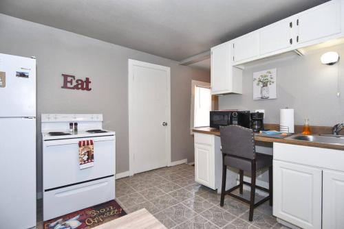 CHERRY ST LITTLE LOVE HOUSE* SHOP*DINE* RT 66*EXPO CENTER*BOK*DOWNTOWN in Swan Lake