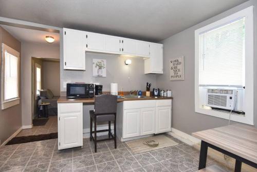 CHERRY ST LITTLE LOVE HOUSE* SHOP*DINE* RT 66*EXPO CENTER*BOK*DOWNTOWN in Swan Lake