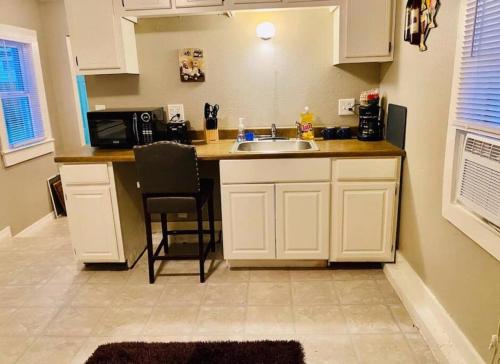 CHERRY ST LITTLE LOVE HOUSE* SHOP*DINE* RT 66*EXPO CENTER*BOK*DOWNTOWN in Swan Lake