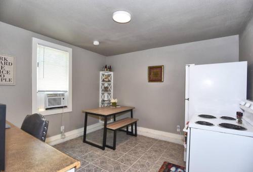 CHERRY ST LITTLE LOVE HOUSE* SHOP*DINE* RT 66*EXPO CENTER*BOK*DOWNTOWN in Swan Lake
