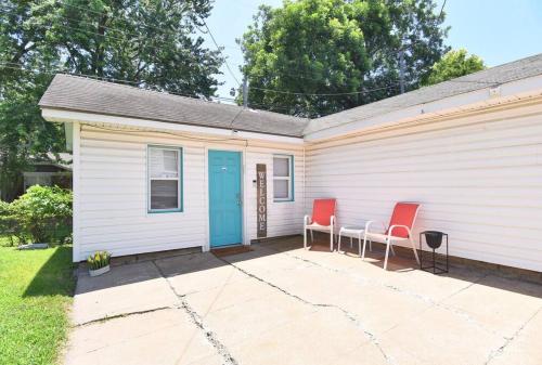 CHERRY ST LITTLE LOVE HOUSE* SHOP*DINE* RT 66*EXPO CENTER*BOK*DOWNTOWN in Swan Lake