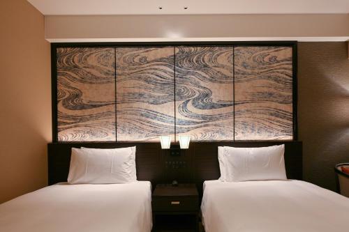 Twin image 4