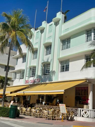 Beachfront Apt in Carlyle Hotel on Ocean Drive thumb 3