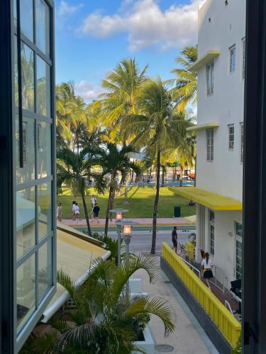 Beachfront Apt in Carlyle Hotel on Ocean Drive thumb 4