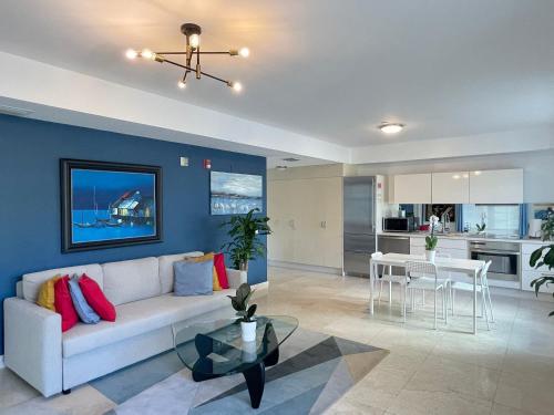 Beachfront Apt in Carlyle Hotel on Ocean Drive detail