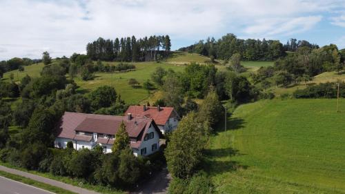 Viesnīcas āriene, Ferienwohnung Hobbyhof Deggenhausertal in Deggenhausertal