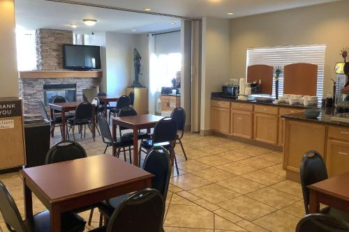 ห้องอาหาร, เบย์มอนต์ อินน์ แอนด์ สวีท บาย วินด์แฮม (Baymont Inn & Suites by Wyndham) in ฮอลบรูค (AZ)
