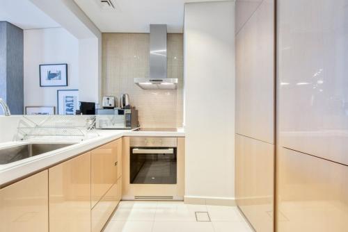 Maison Privee - Cool Dubai Apt next Burj Khalifa & Design District, Dubai (photo 7)