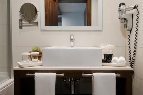 AX The Palace - image 9