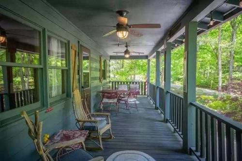 Buckner’s Getaway! Close to town, lake and river! in Bryson City, USA
