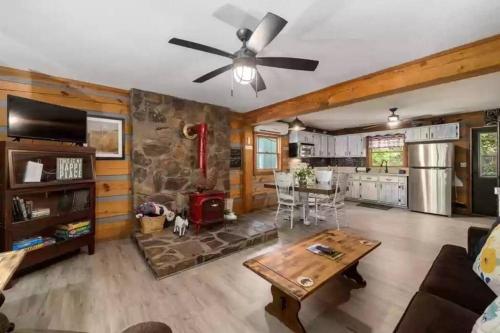 Buckner’s Getaway! Close to town, lake and river! in Bryson City, USA