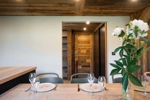 Le Petit Chalet de Montriond near Restaurant Le Petit Coq