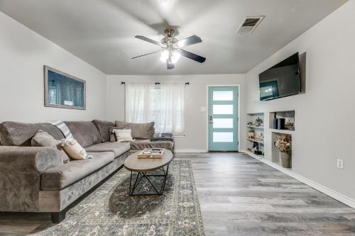 Cozy 4 Bedroom Home Blocks to Main Street and Wineries in Fredericksburg, USA