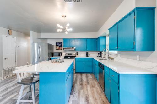 Cozy 4 Bedroom Home Blocks to Main Street and Wineries in Fredericksburg, USA