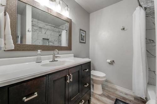 Cozy 4 Bedroom Home Blocks to Main Street and Wineries in Fredericksburg, USA