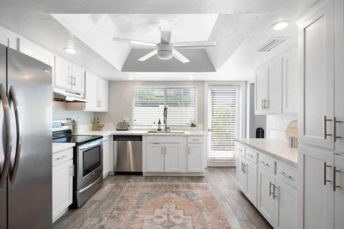 Happy 3BR Abode: sun, pool & patio
