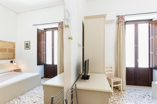 Double Room image 10