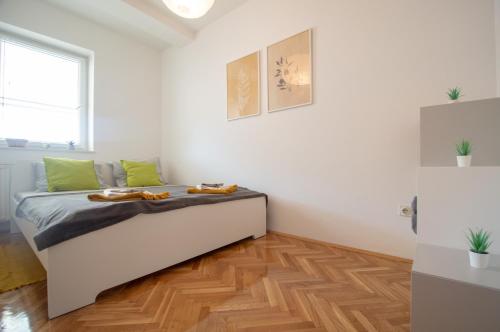 Central 1BR 50sqm - Big Terrace - View - Long Stays - image 4