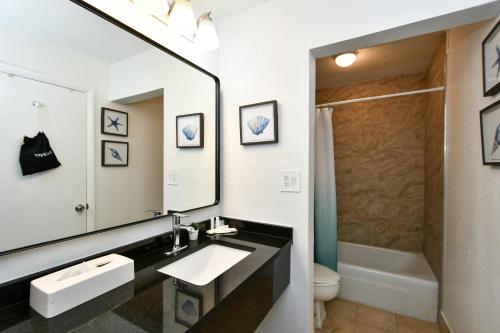 Sarasota Cay Club #612 - Heated Pool, Bunk Beds, Huge TV, Tiki Bar, More! in Sarasota, USA