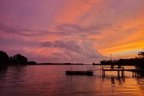 Adorable Lakefront Cottage with Dock and Grill! in Lake Murray Shores, USA