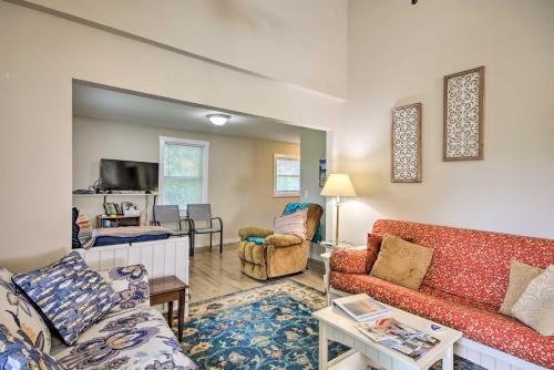 Adorable Lakefront Cottage with Dock and Grill! in Lake Murray Shores, USA