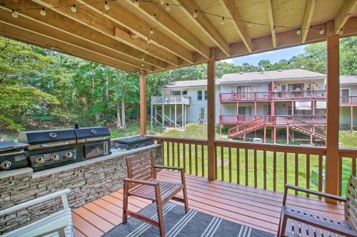 Hot Springs Village Abode with Deck, Grill and Sunroom in Hot Springs Village, USA