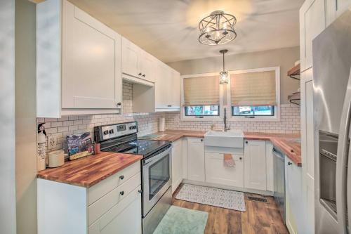 Hot Springs Village Abode with Deck, Grill and Sunroom in Hot Springs Village, USA