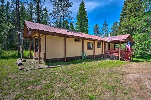 Cute Donnelly Cabin in the Woods with Fire Pit!, Donnelly