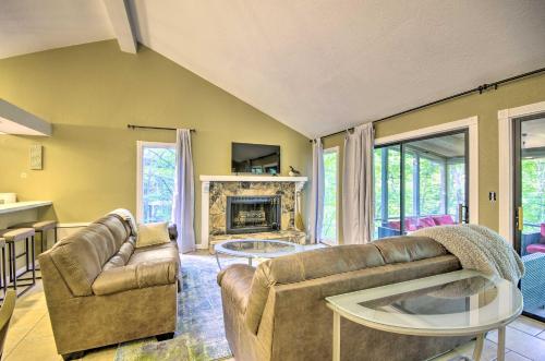 2 Decks and Pool Access Osage Beach Retreat