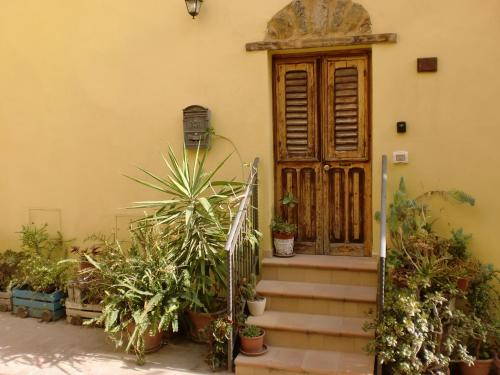 One-Bedroom Apartment image 4
