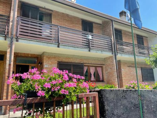 Casa a schiera fronte lago con giardino